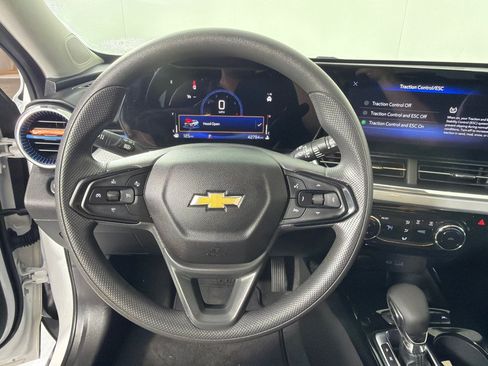 Used 2025 Chevrolet Trax LT FWD image 14