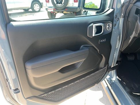 Used 2024 Jeep Gladiator Sport AWD/4WD image 9