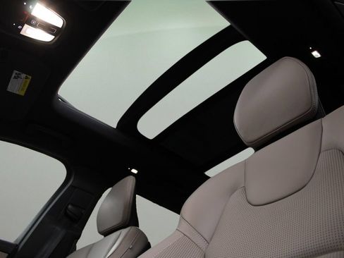Used 2025 Volvo XC90 B5 Ultra AWD/4WD image 42