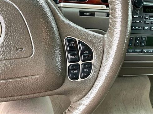 Used 2003 Lincoln Town Car Signature RWD image 11