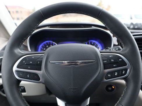 Used 2024 Chrysler Pacifica Limited image 14