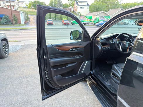 Used 2020 Cadillac Escalade ESV Premium Luxury AWD/4WD image 10
