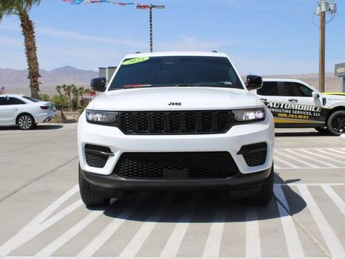 Used 2025 Jeep Grand Cherokee Altitude AWD/4WD image 8