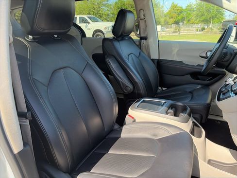 Used 2024 Chrysler Pacifica Touring-L FWD image 16