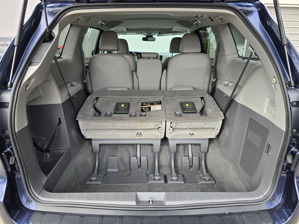 Used 2020 Toyota Sienna XLE w/ XLE Navigation Package FWD image 15