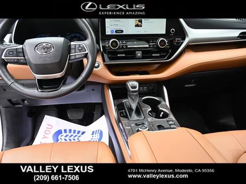 Used 2024 Toyota Highlander Platinum AWD/4WD image 18