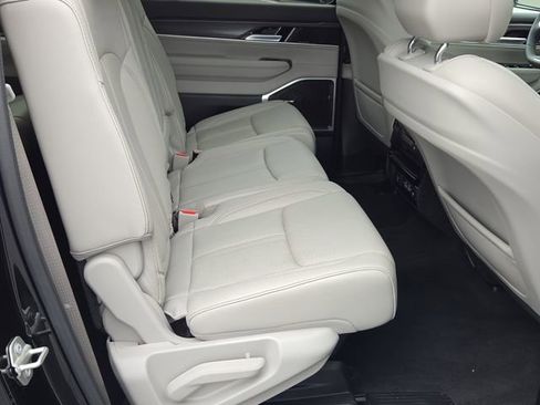 Used 2024 Jeep Wagoneer L Series II w/ Flexible Seating Group AWD/4WD image 18