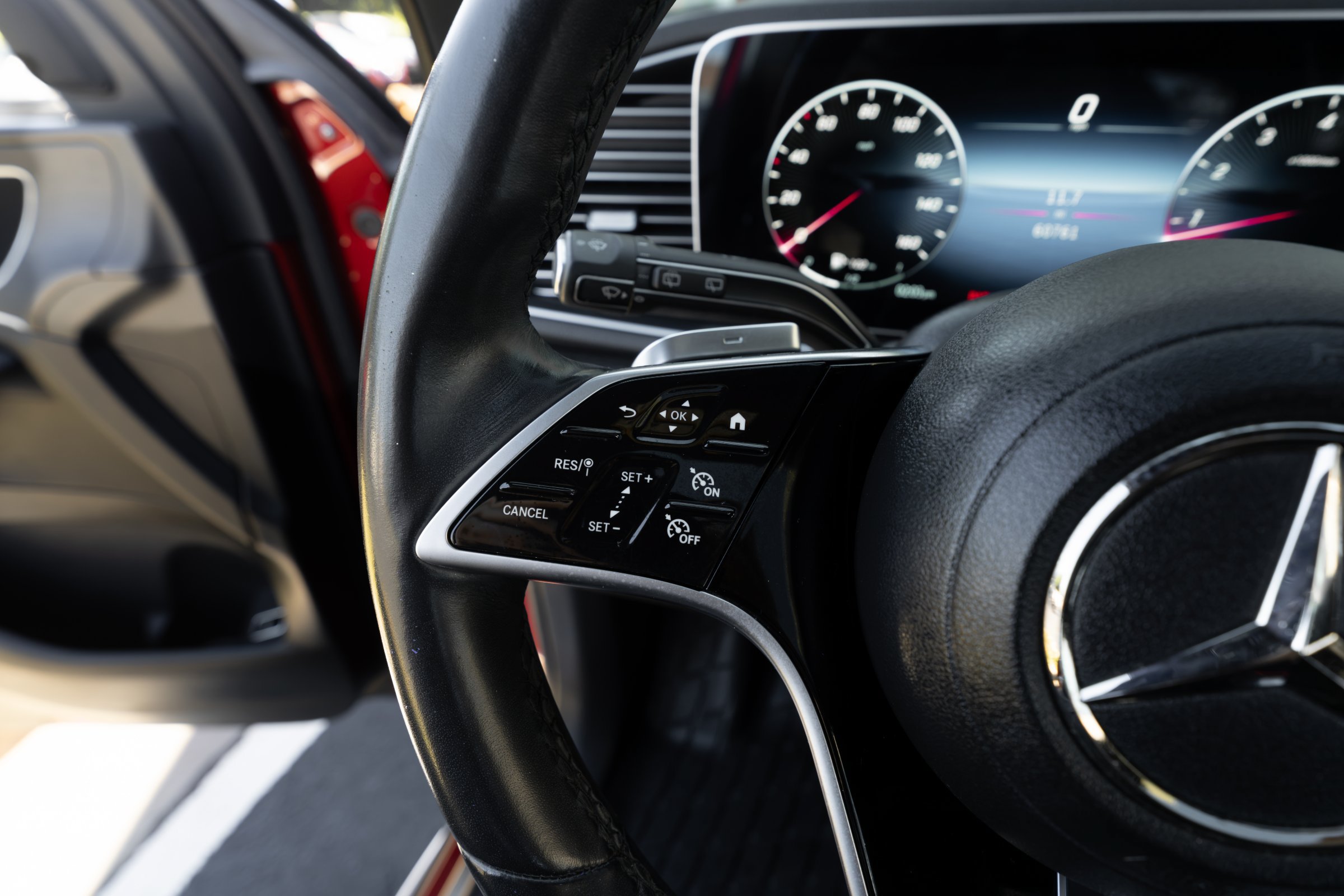 Used 2024 Mercedes-Benz GLE 350 4MATIC w/ AMG Line Exterior image 35