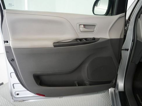 Used 2015 Toyota Sienna L image 41