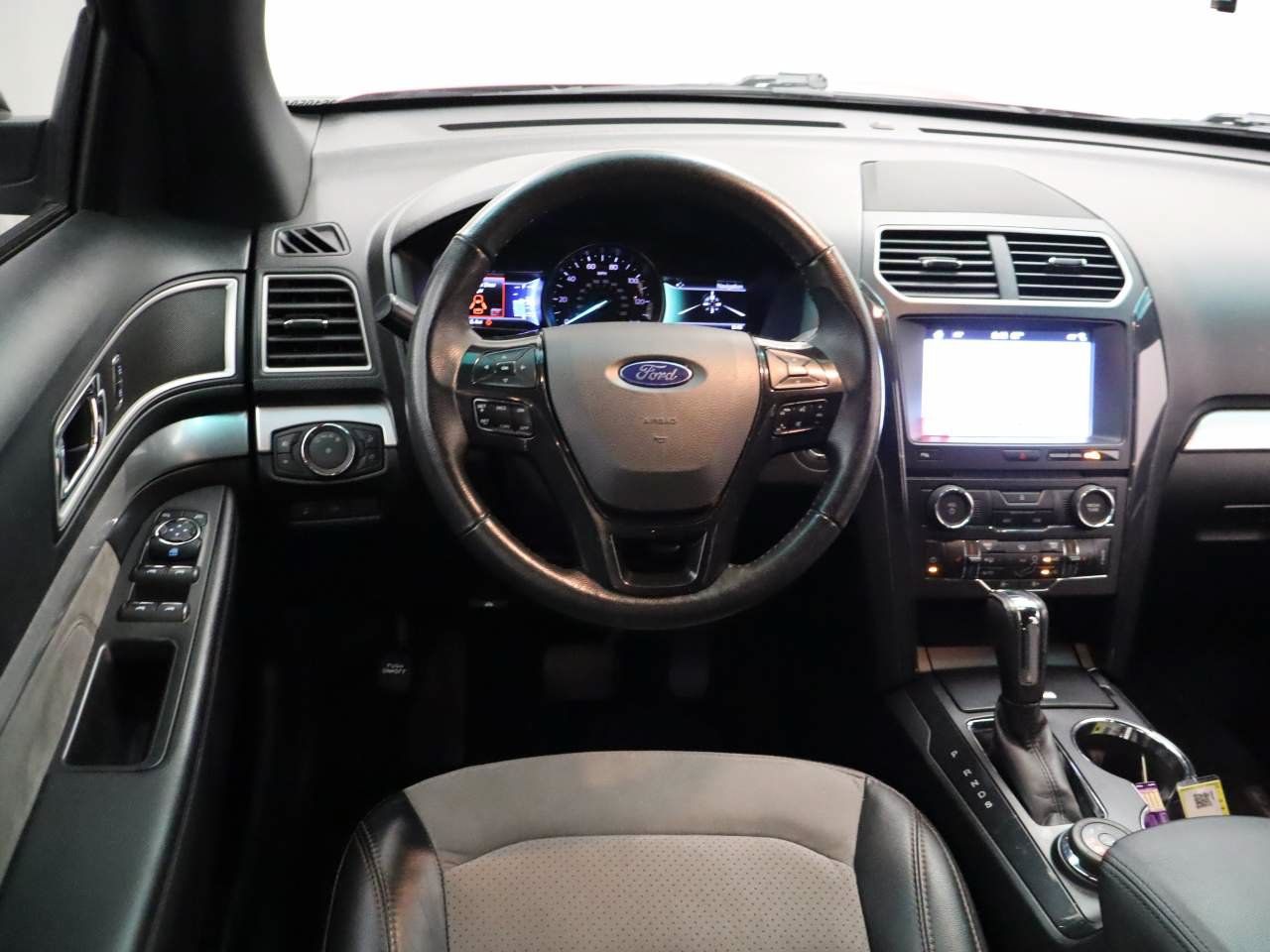 Used 2017 Ford Explorer XLT w/ Equipment Group 202A AWD/4WD image 4