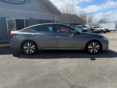 Used 2022 Nissan Altima 2.5 SV image 2