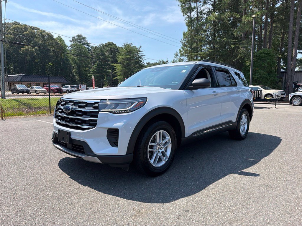 Used 2025 Ford Explorer Active AWD/4WD image 2