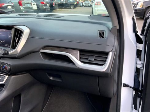 Used 2022 GMC Terrain SLT image 16