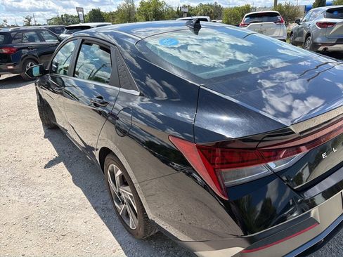 Used 2025 Hyundai Elantra Limited FWD image 5
