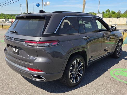 Used 2023 Jeep Grand Cherokee Overland w/ Luxury Tech Group IV AWD/4WD image 12