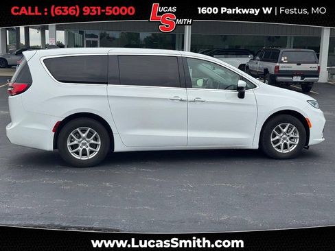 Used 2023 Chrysler Pacifica Touring-L FWD image 1