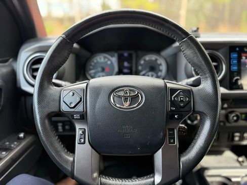 Used 2018 Toyota Tacoma TRD Off-Road image 32