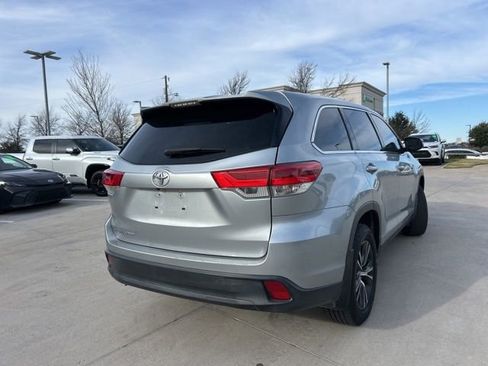 Used 2019 Toyota Highlander LE image 3
