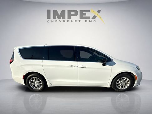 Used 2025 Chrysler Pacifica Select FWD image 6