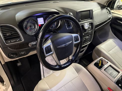 Used 2013 Chrysler Town & Country Touring-L w/ Driver Convenience Group image 43