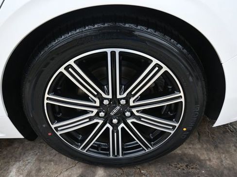 Used 2017 Lincoln Continental Reserve w/ Technology Package image 13