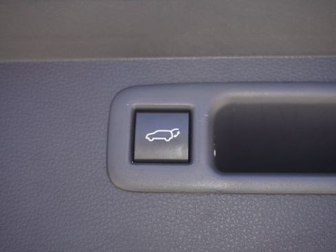 Used 2023 Toyota Highlander XLE FWD image 10
