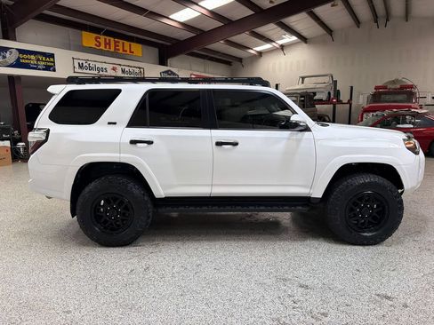 Used 2020 Toyota 4Runner SR5 AWD/4WD image 9