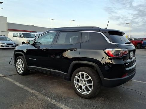 Used 2024 Jeep Compass Latitude w/ Sun and Sound Group AWD/4WD image 11