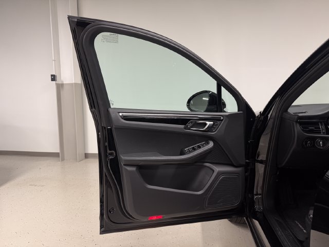 Certified 2026 Porsche Macan AWD/4WD image 35