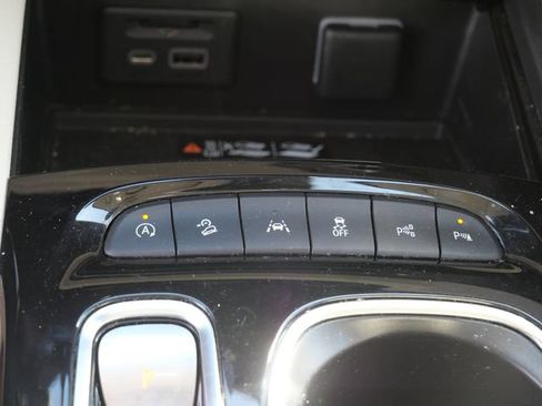 Used 2023 Buick Envision Avenir AWD/4WD image 22