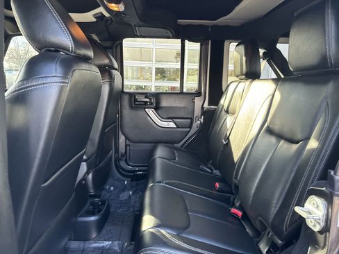 Used 2017 Jeep Wrangler Unlimited Rubicon image 8
