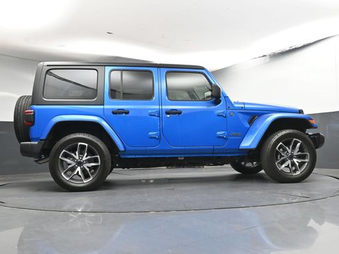 Used 2024 Jeep Wrangler Unlimited w/ Convenience Group AWD/4WD image 23