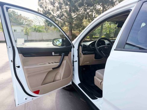 Used 2012 Kia Sorento LX w/ V6 Convenience Pkg image 13