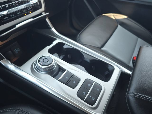 Used 2024 Ford Explorer XLT w/ Equipment Group 202A RWD image 34