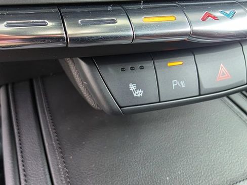 Used 2023 Cadillac XT4 Luxury w/ Cold Weather Package AWD/4WD image 33