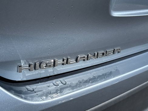 Used 2020 Toyota Highlander LE image 2