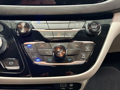 Used 2019 Chrysler Pacifica L FWD image 16
