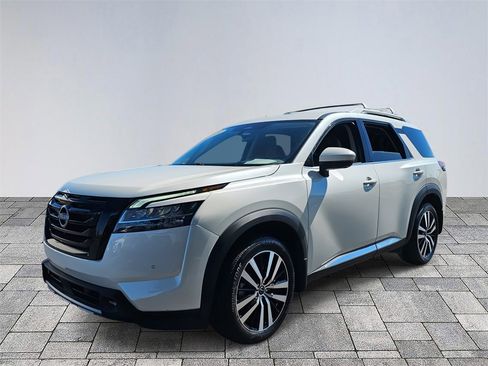Used 2024 Nissan Pathfinder Platinum w/ Black Appearance Package image 3