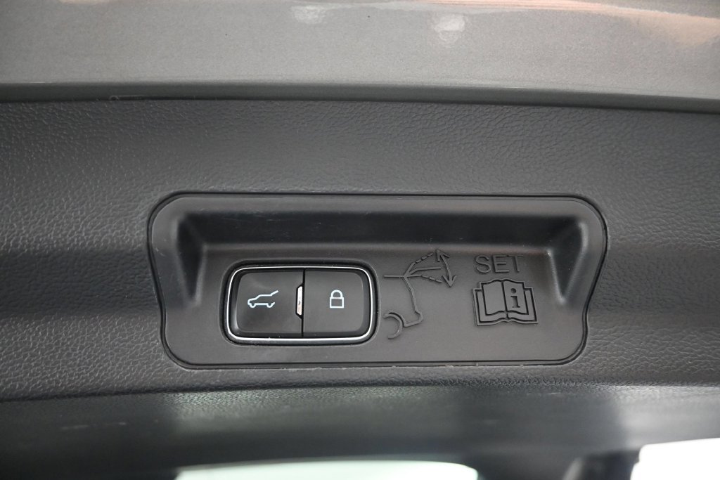 Used 2020 Ford Explorer XLT w/ Equipment Group 202A AWD/4WD image 13