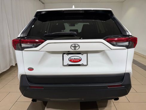 Used 2021 Toyota RAV4 LE AWD/4WD image 4