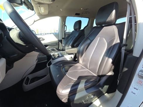 Used 2023 Chrysler Pacifica Touring-L FWD image 28