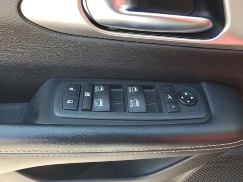 Used 2021 Chrysler Pacifica Limited w/ Uconnect Theater Family Group image 27