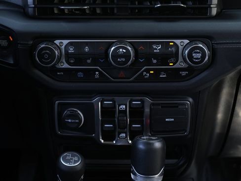 Used 2024 Jeep Wrangler Unlimited Sahara w/ Technology Group AWD/4WD image 42