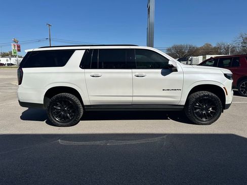 Used 2025 Chevrolet Suburban High Country image 8