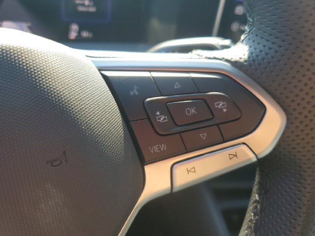 Certified 2025 Volkswagen Tiguan SE R-Line FWD image 33