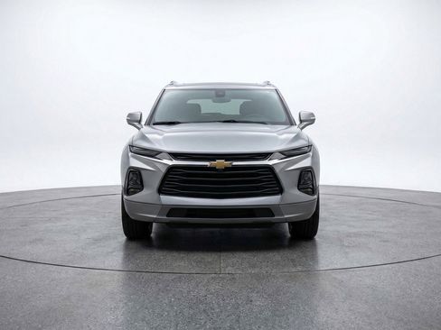 Used 2025 Chevrolet Blazer LT FWD image 2