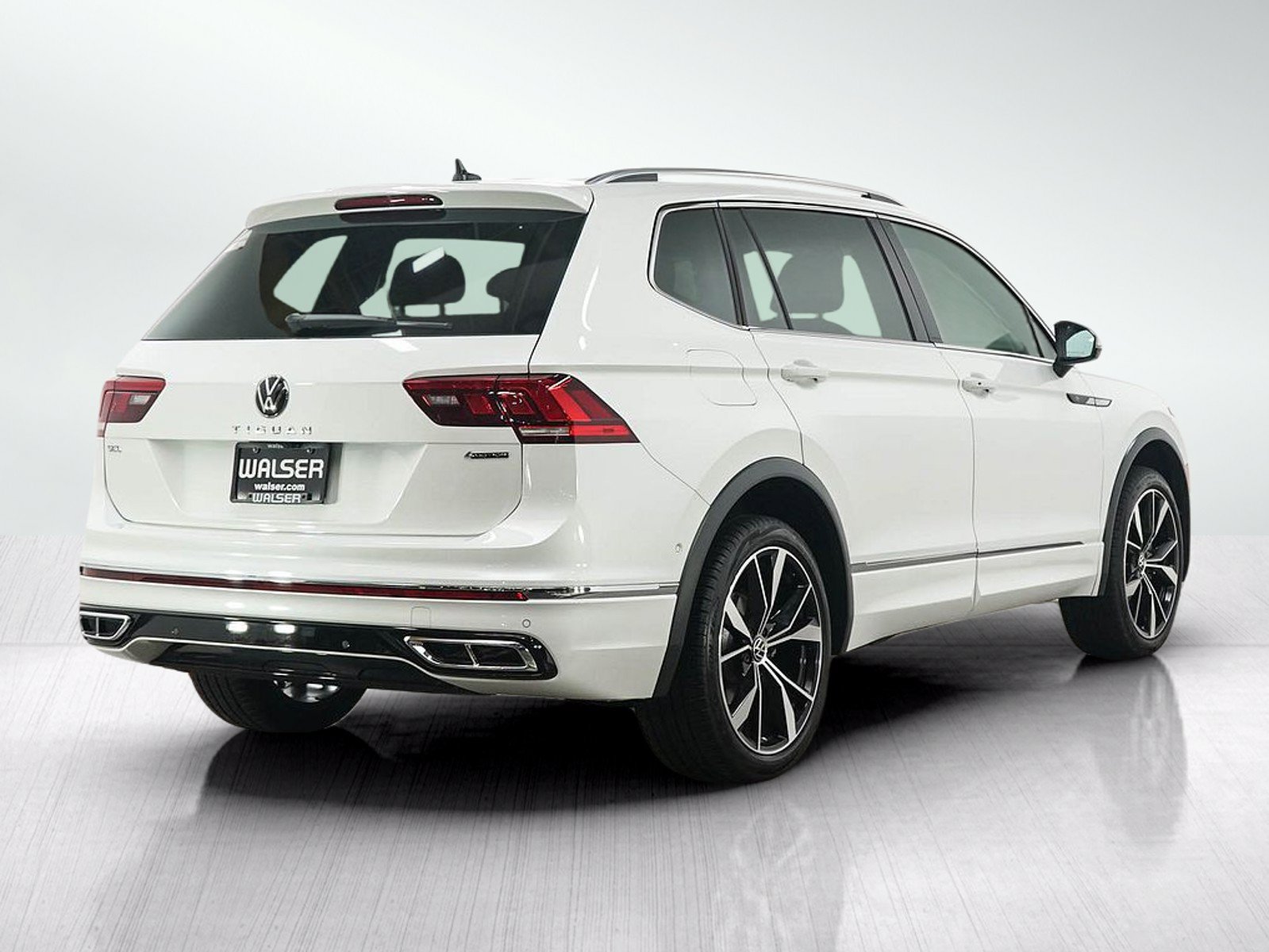 Used 2024 Volkswagen Tiguan SEL R-Line AWD/4WD image 5