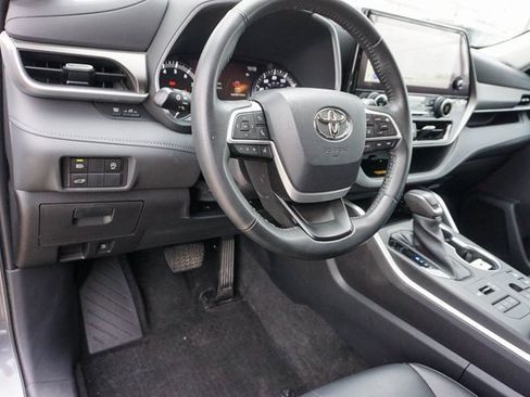 Used 2023 Toyota Highlander XLE image 15