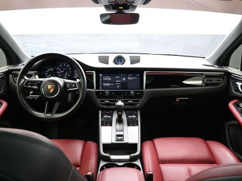 Certified 2022 Porsche Macan AWD/4WD image 18