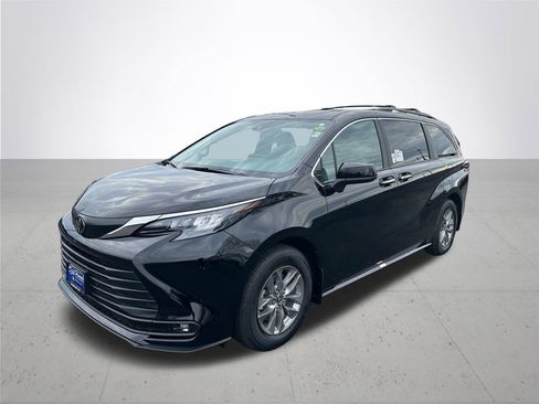 New 2026 Toyota Sienna XLE image 2